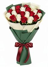 Букет Микс из красных и белых роз в Самотовино